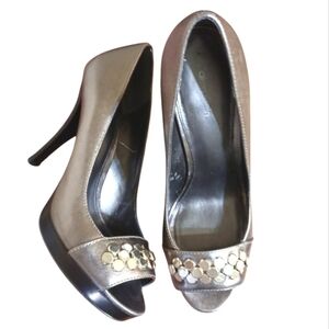 Calvin Klein Caleigh Metallic Leather Peep Toe Pumps Silver Platform Hee…